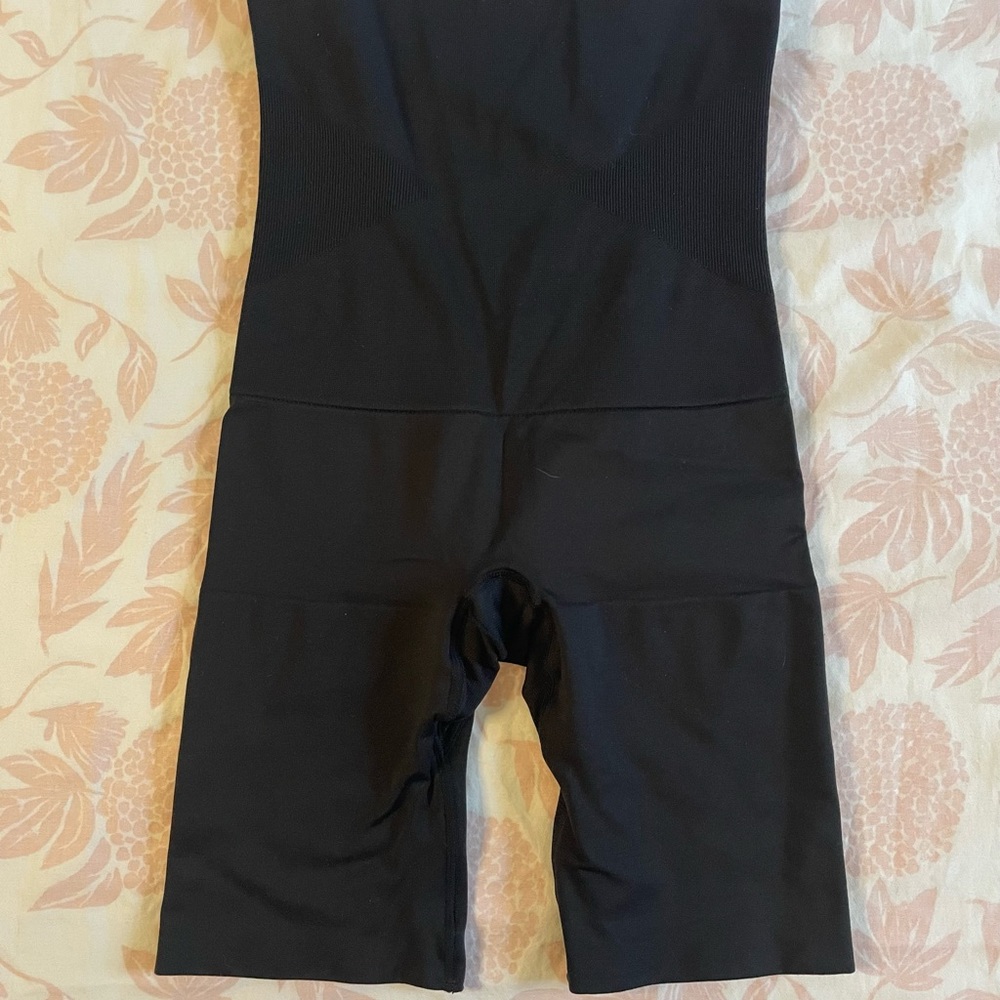 Maidenform, M, black spanks.